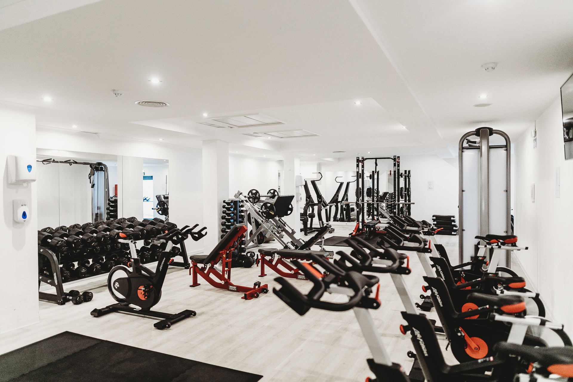 Vélos et appareils cardio dans une salle lumineuse